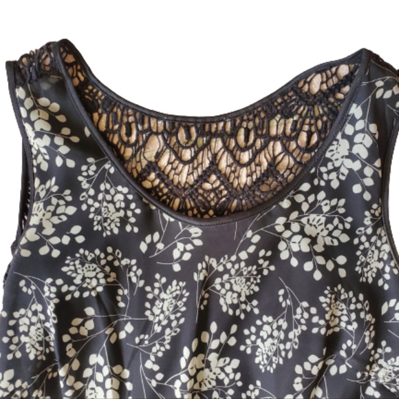 BLACK AND WHITE FLORAL FLOWY DRESS, LACE ON BACK ( SIZE 8 ) - Picture 8 of 9